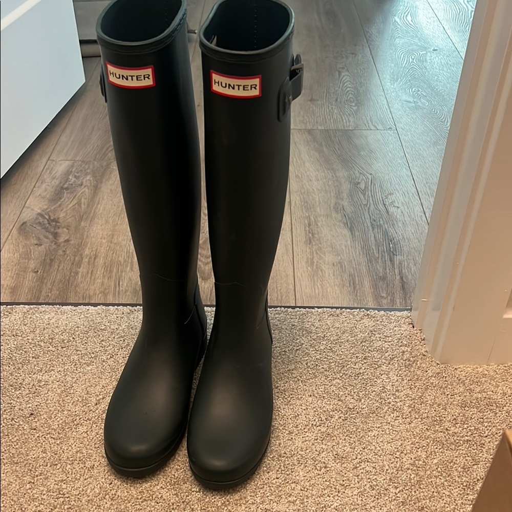 Hunter Boots (NEW)
Color - Hunter Green
Size 7